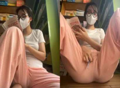 Cô gái vừa đọc sách vừa nhét sextoy sâu vào lồn