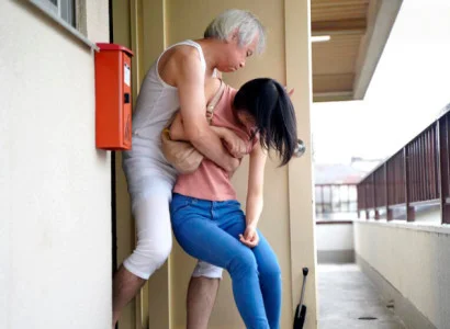 Cô vợ mới cưới bị bố chồng già nện