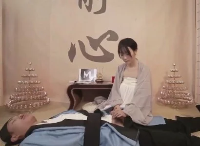 Nữ tu xinh băng bó cho vị đạo sĩ bị thương