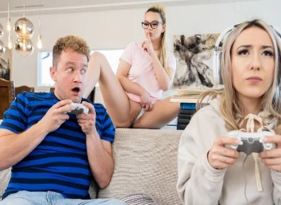 cô nàng mải chơi game nên bị bạn thân cướp mất người yêu
