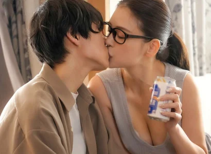 Chàng trai bị người yêu phản bội được chị hàng xóm an ủi