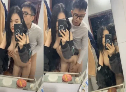 Cặp bạn sinh viên đang làm tình nhau trước gương