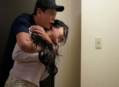 Nữ ca sĩ xinh đẹp bị fan hãm hiếp vì sức hút khó cưỡng