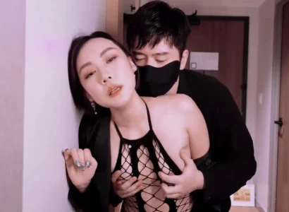 Người phụ nữ dâng thân cho sếp để trả nợ cho chồng