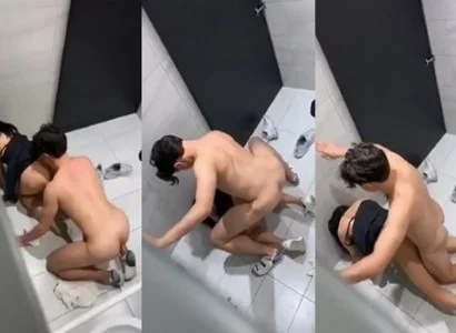 Họ trong quán bar bị quay lén khi đang quan hệ trong WC