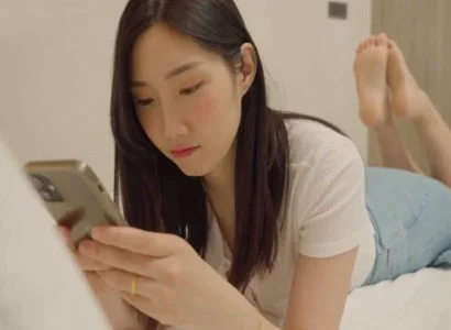 Chị vợ lén lút cùng anh nhân viên giao hàng