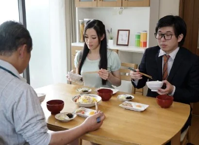 Quá nứng, cô con dâu banh vùng kín ra cho bố chồng phang
